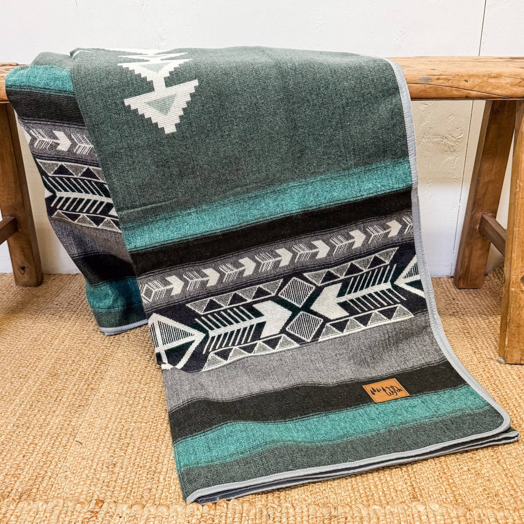 Wylde Brigade Latacunga Aztec Reversible Blanket: Queen